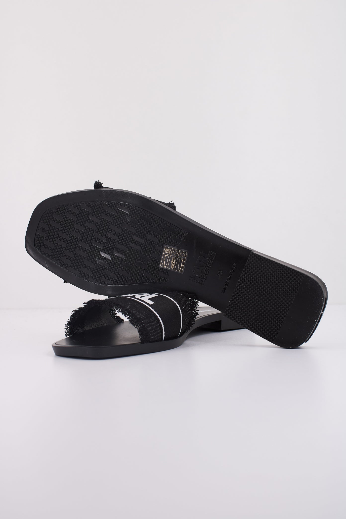 KARL LAGERFELD SKOOT II BORDER SLIDE en color NEGRO  (5)