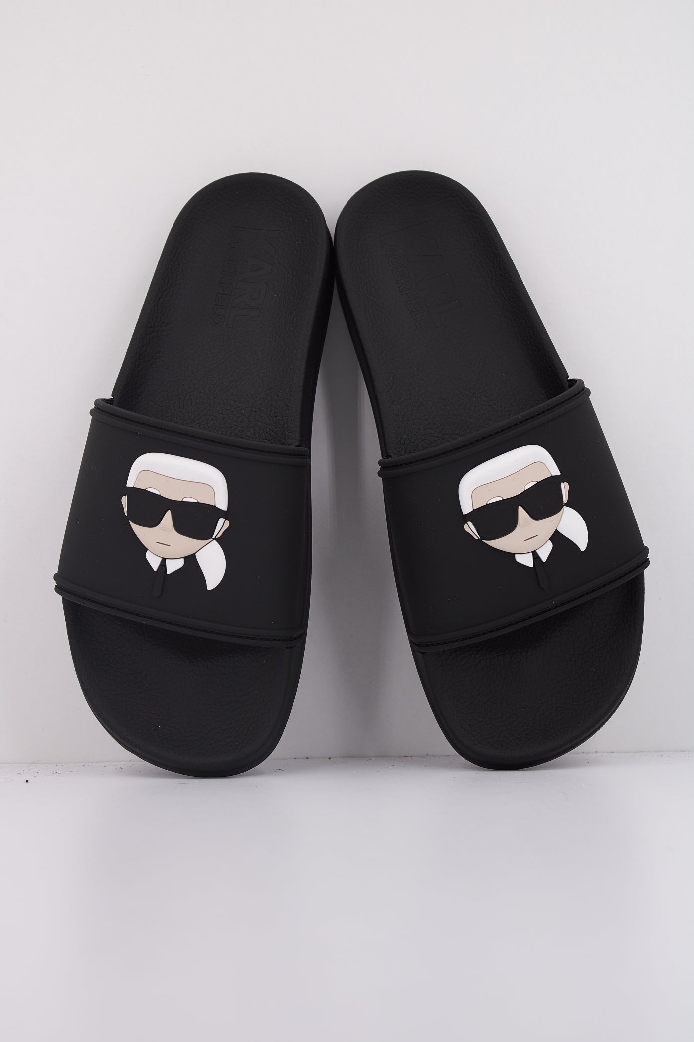 KARL LAGERFELD KONDO KARL NFT SLIDE en color NEGRO  (3)