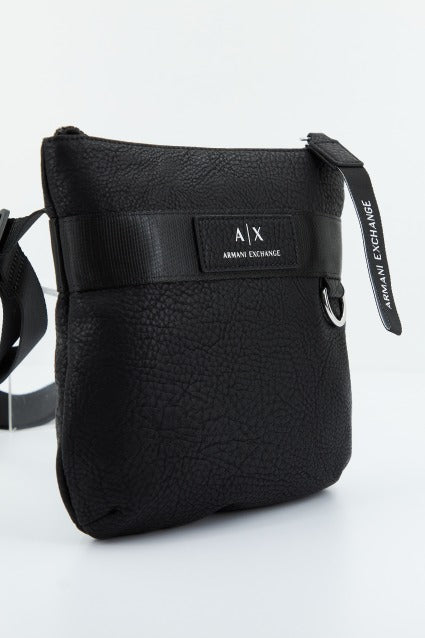 ARMANI EXCHANGE FLAT CROSSBODY en color NEGRO  (1)