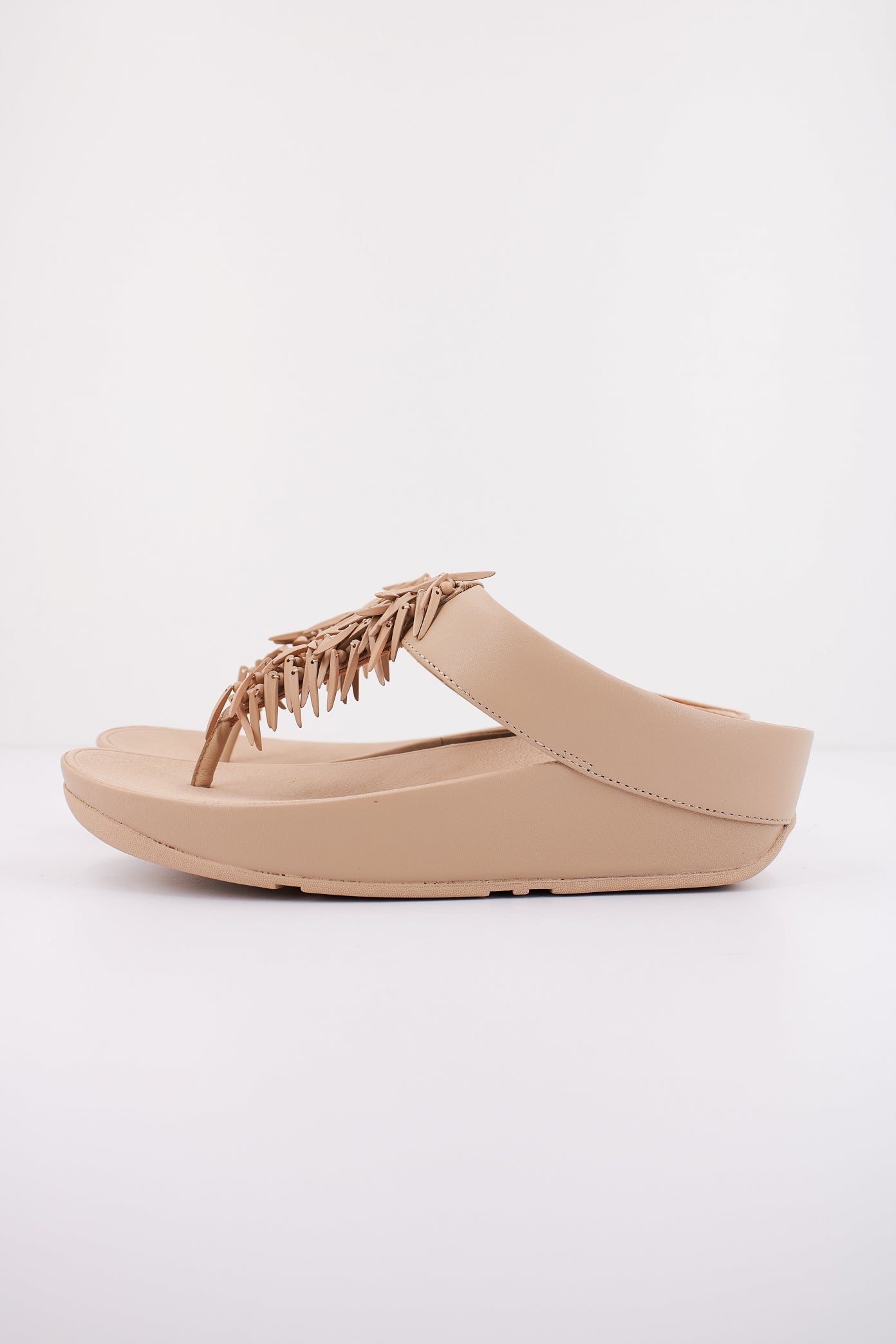 FITFLOP W RUMBA BEADED LEATHER TOE en color NUDE  (1)