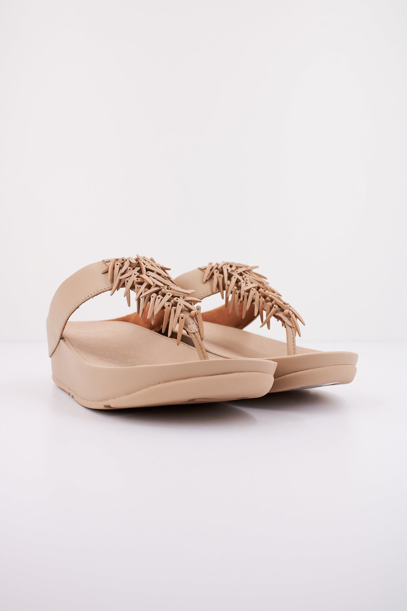 FITFLOP W RUMBA BEADED LEATHER TOE en color NUDE  (2)