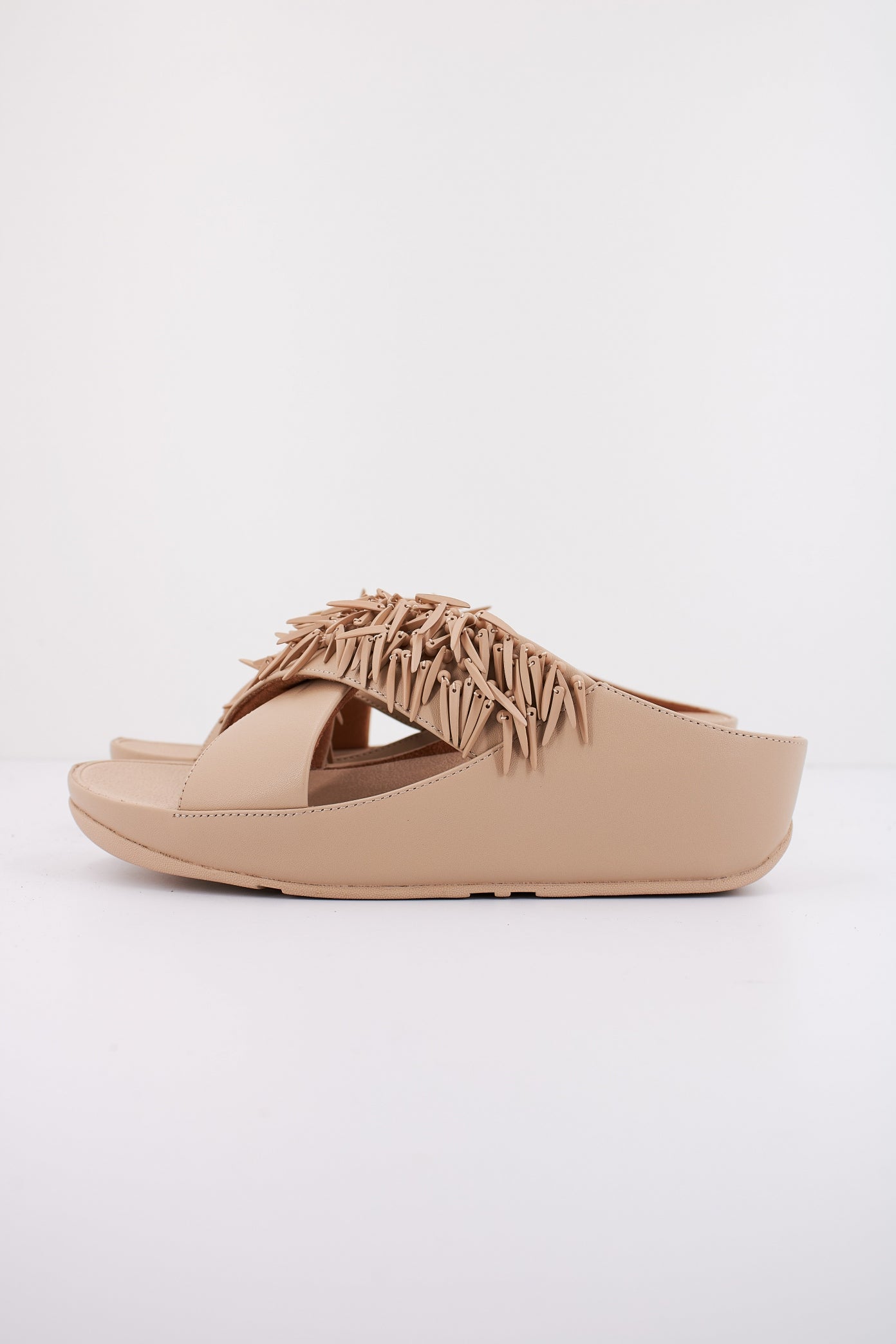 FITFLOP RUMBA BEADED LEATHER  en color BEIS  (1)