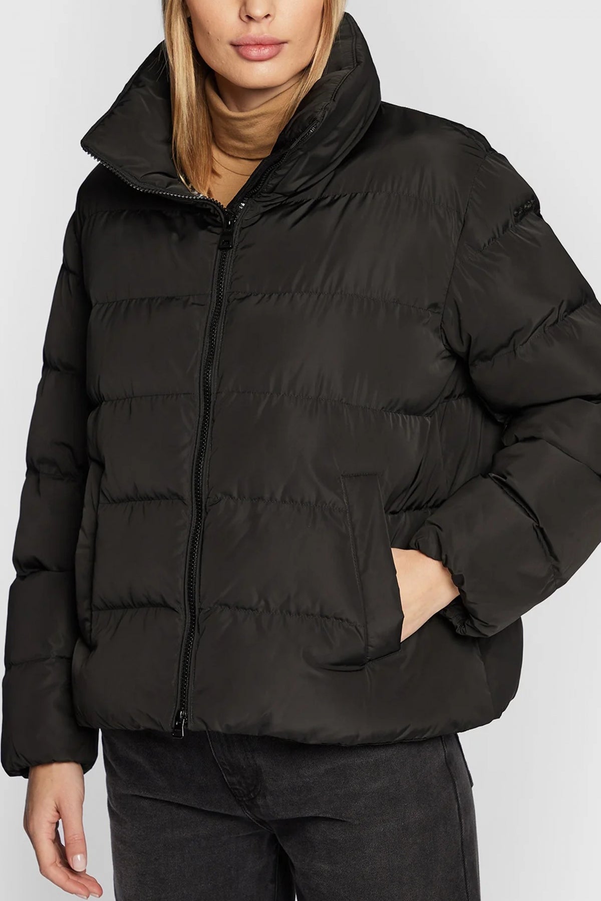 GEOX W ANYLLA SHORT PARKA en color NEGRO  (1)