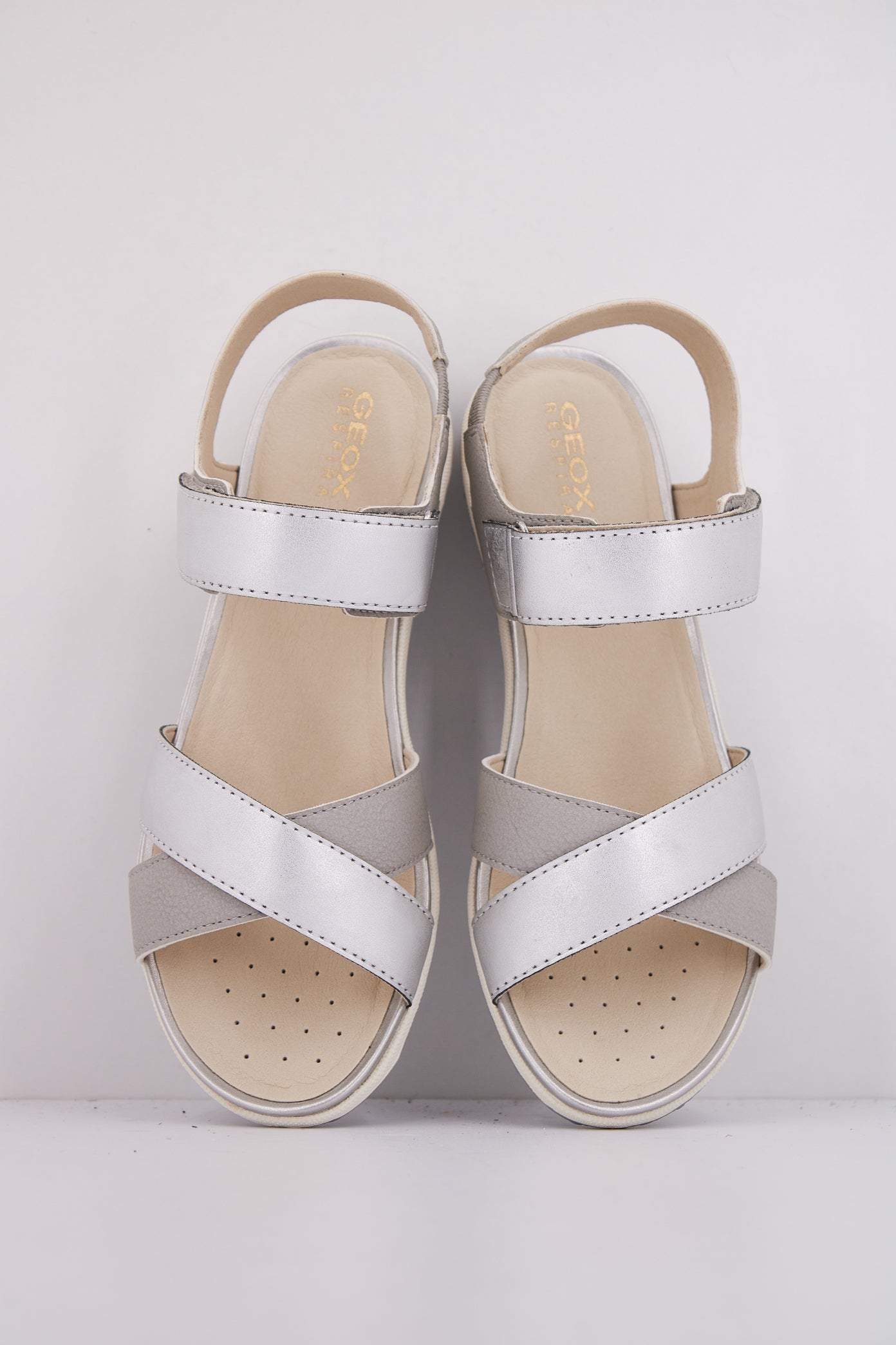 GEOX D SANDAL VEGA en color PLATA  (3)