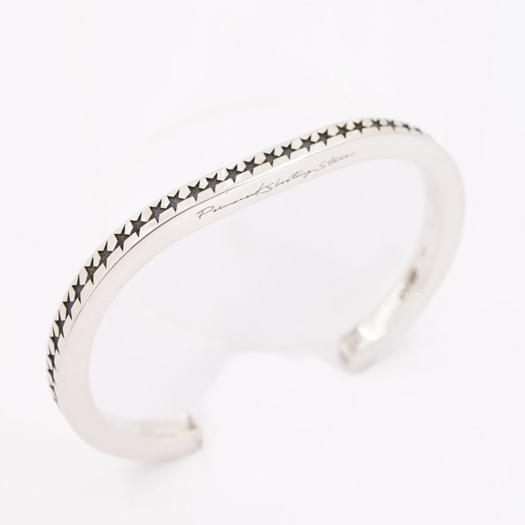 TWOJEYS  ICON MONOGRAM BANGLE en color PLATA  (5)