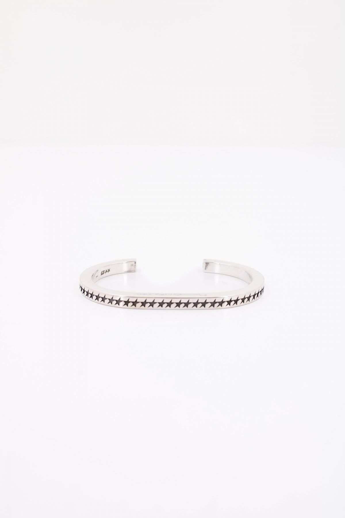 TWOJEYS  ICON MONOGRAM BANGLE en color PLATA  (1)