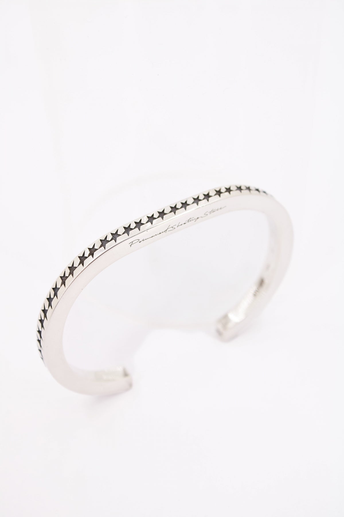 TWOJEYS  ICON MONOGRAM BANGLE en color PLATA  (2)