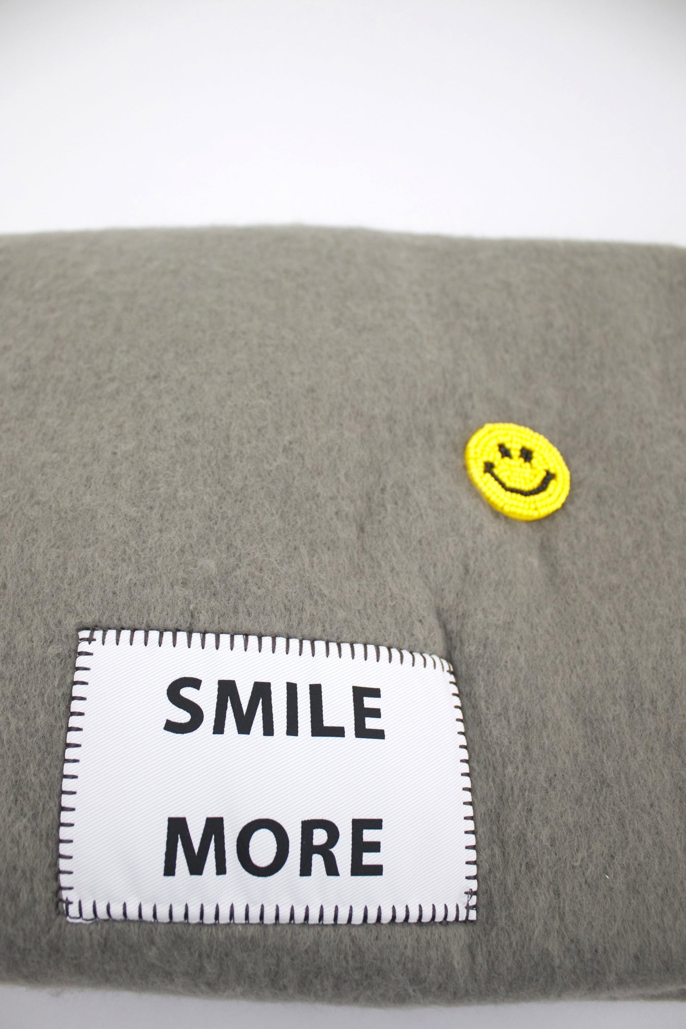 VERB TO DO SMILE MORE en color GRIS  (3)