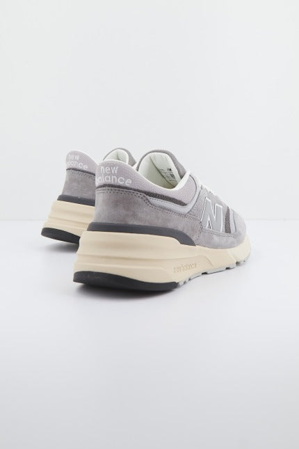 NEW BALANCE U RHA en color GRIS  (2)