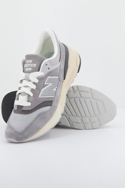 NEW BALANCE U RHA en color GRIS  (4)