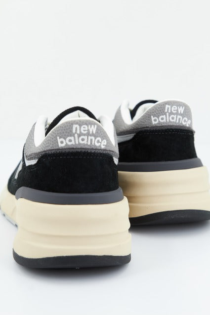 NEW BALANCE URHC en color NEGRO  (2)