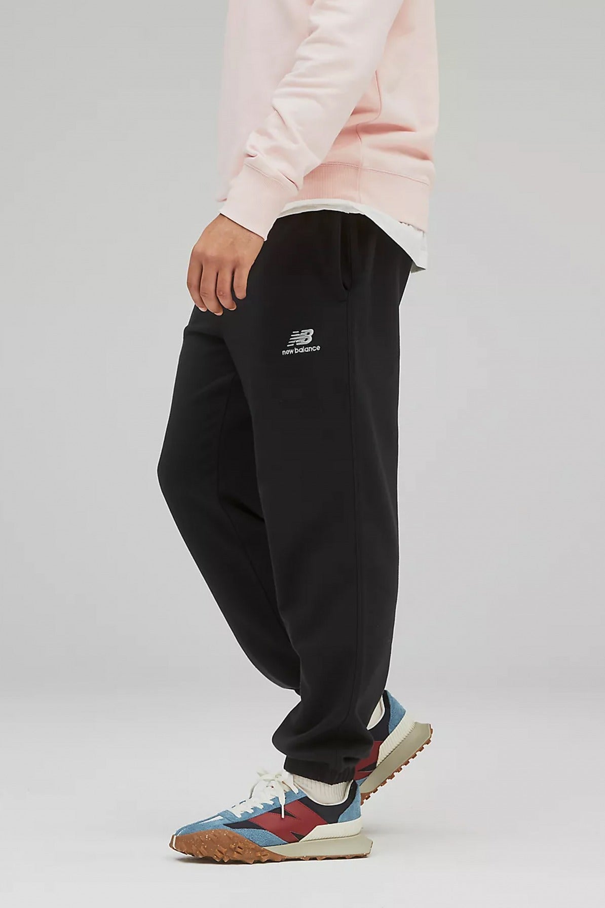 NEW BALANCE UNI-SSENTIALS FRENCH TERRY SWEATPANT en color NEGRO  (2)