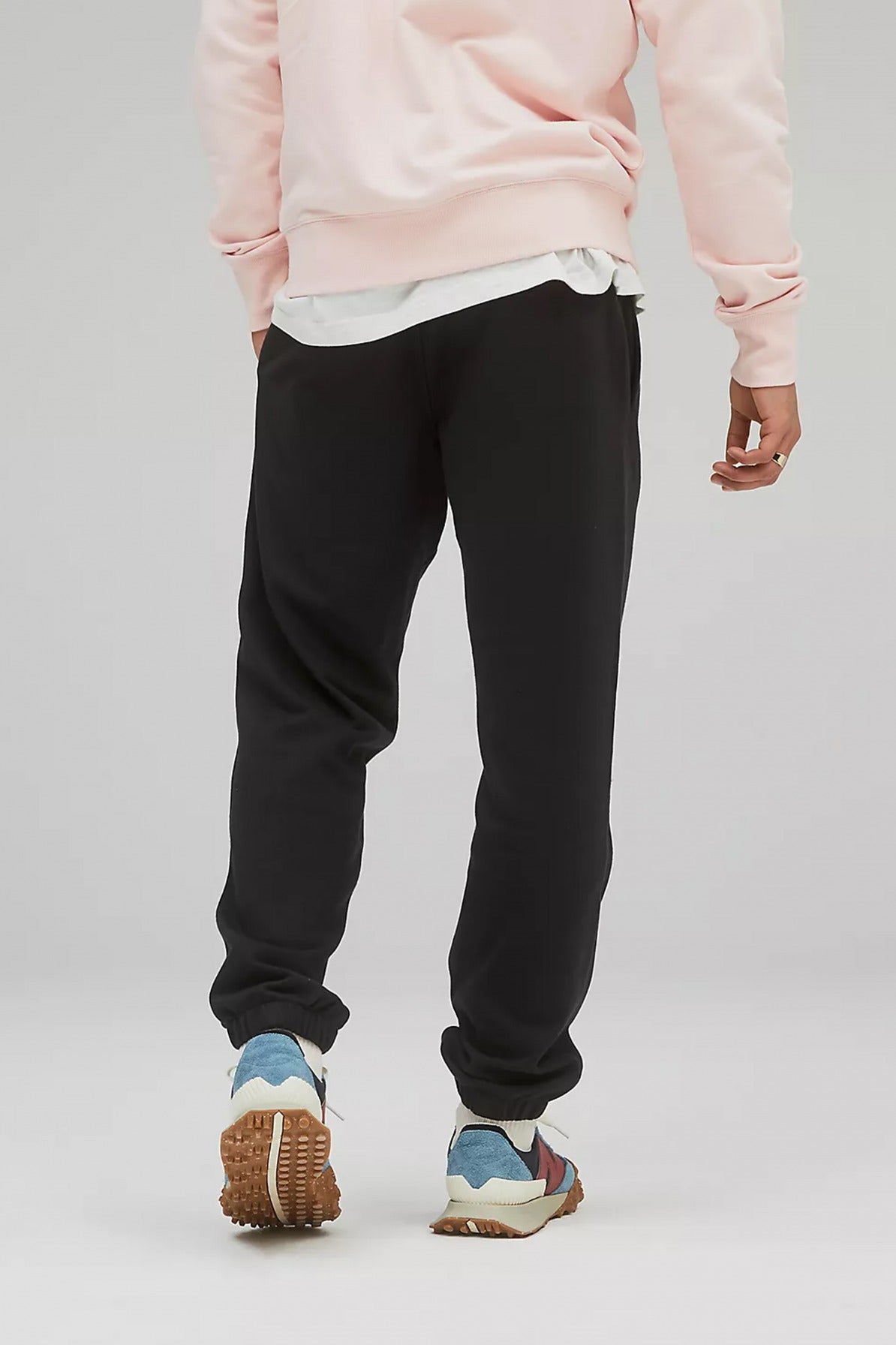 NEW BALANCE UNI-SSENTIALS FRENCH TERRY SWEATPANT en color NEGRO  (3)