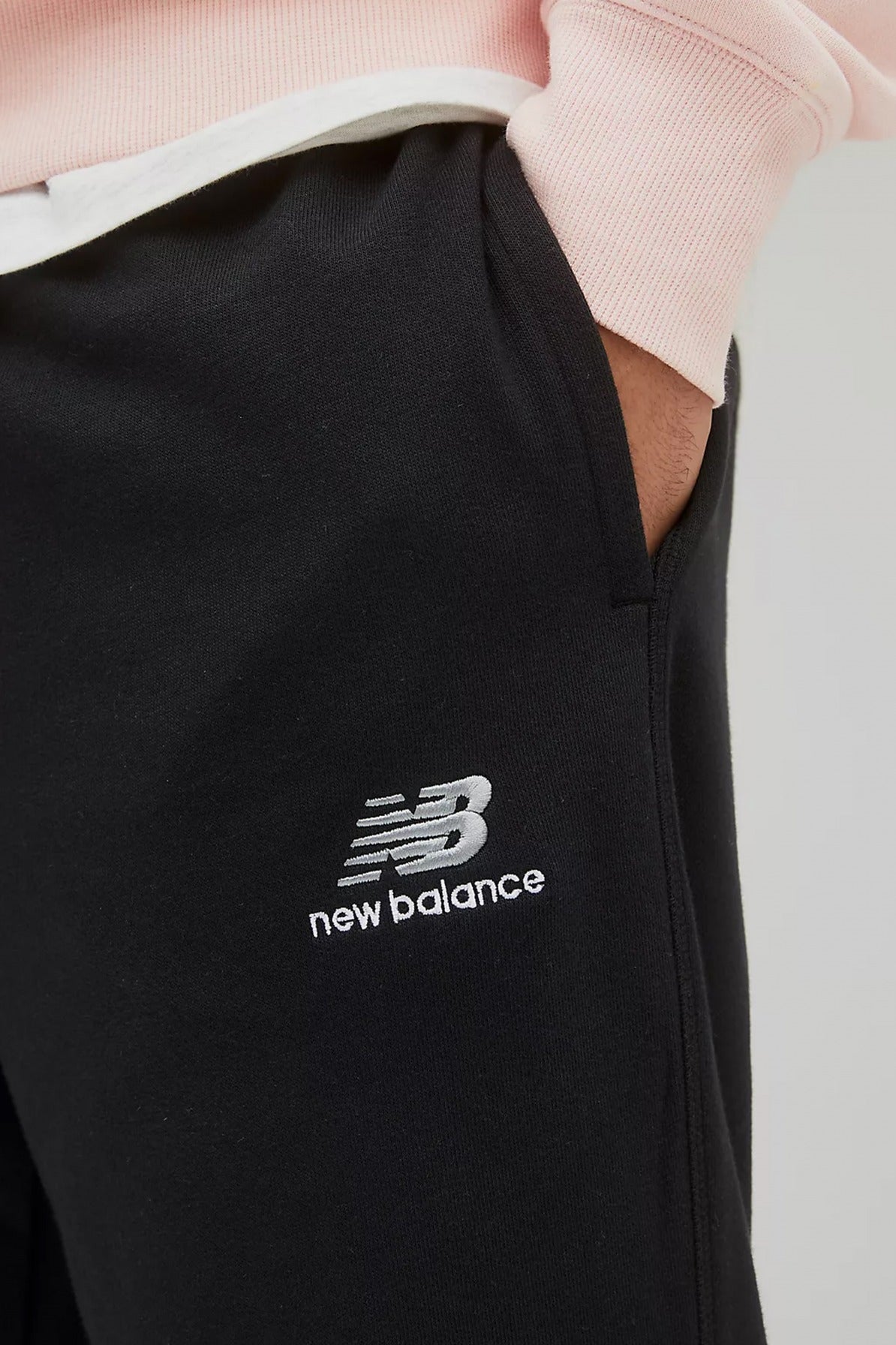 NEW BALANCE UNI-SSENTIALS FRENCH TERRY SWEATPANT en color NEGRO  (4)