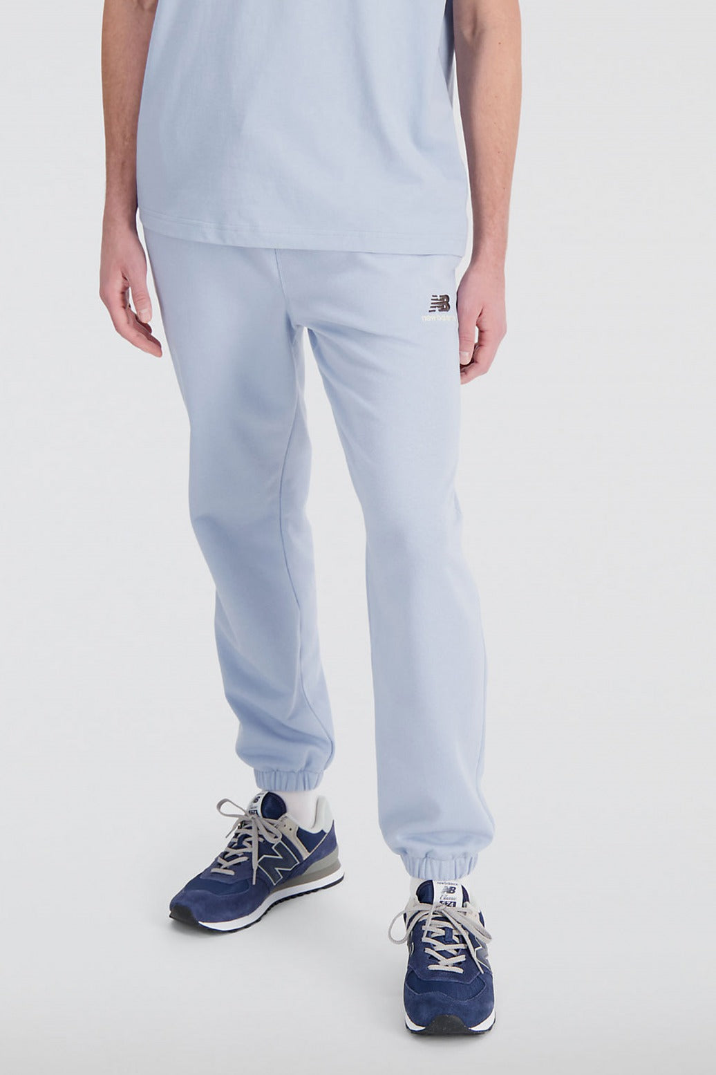 NEW BALANCE UNI-SSENTIALS FRENCH TERRY SWEATPANT en color AZUL  (1)