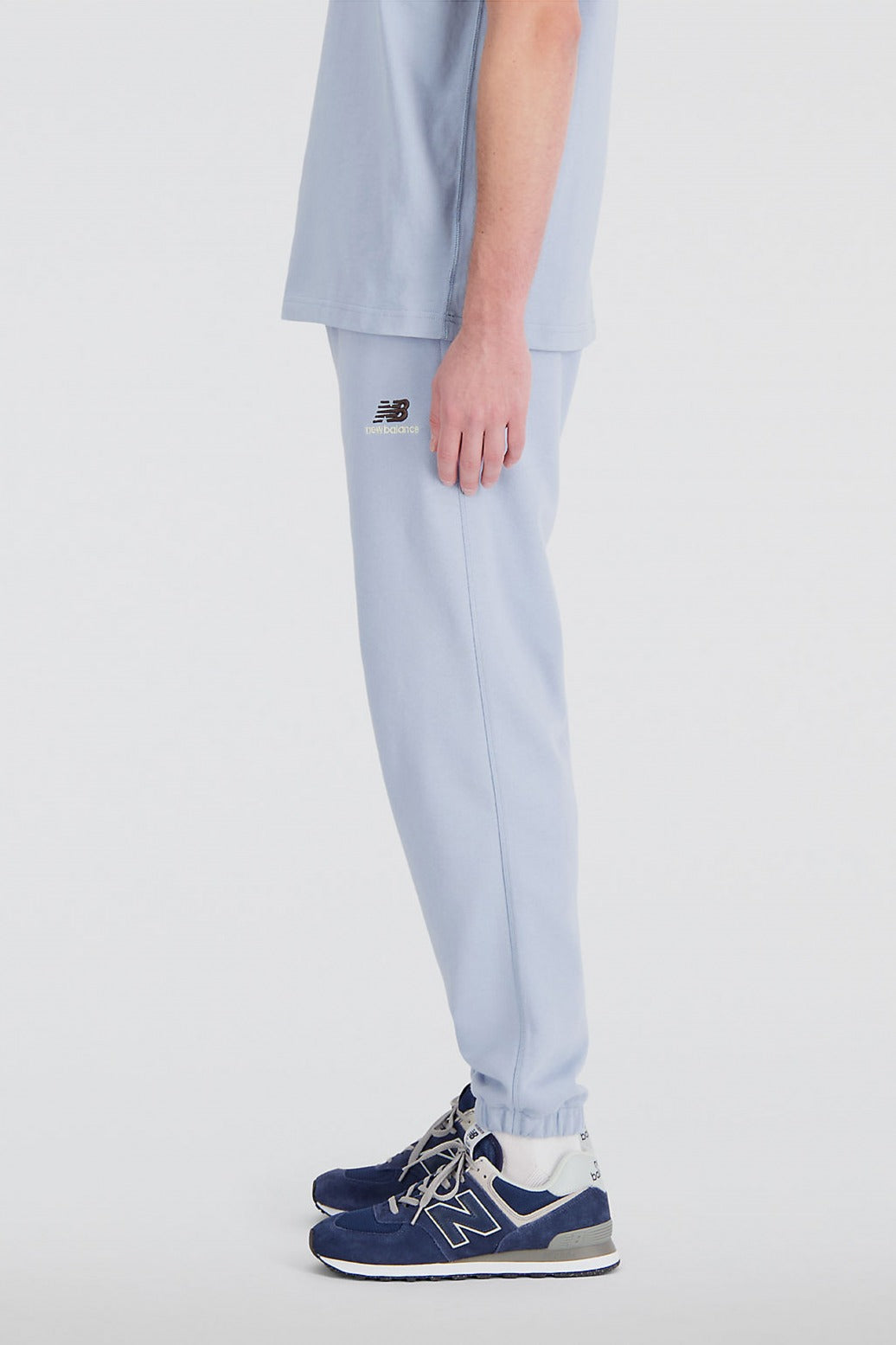 NEW BALANCE UNI-SSENTIALS FRENCH TERRY SWEATPANT en color AZUL  (2)