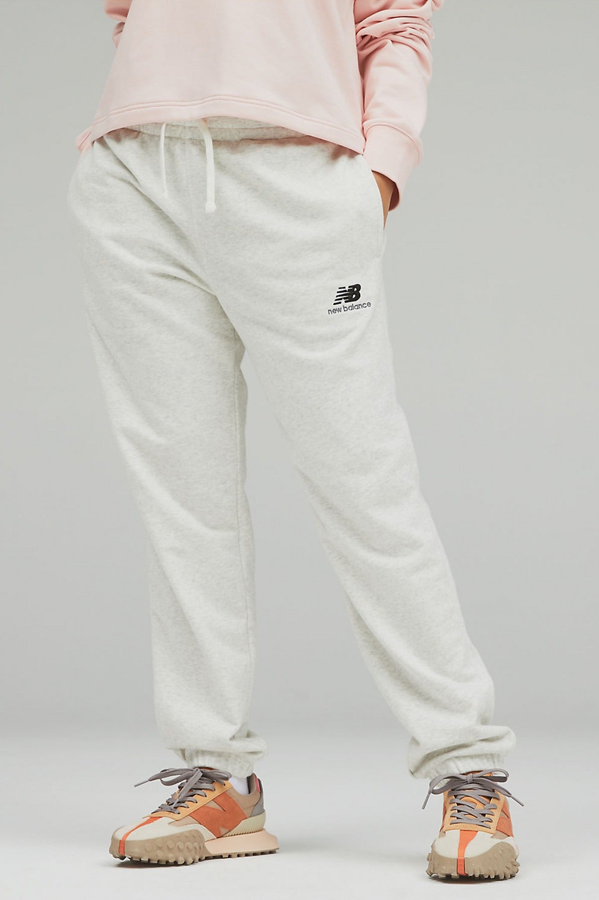 NEW BALANCE UNI-SSENTIALS FRENCH TERRY SWEATPANT en color BLANCO  (1)