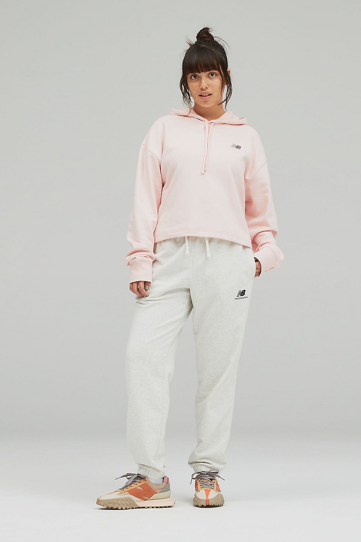 NEW BALANCE UNI-SSENTIALS FRENCH TERRY SWEATPANT en color BLANCO  (2)