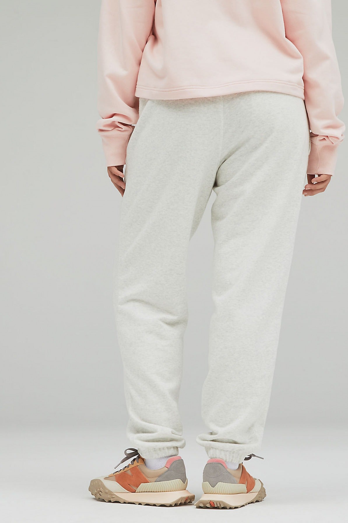 NEW BALANCE UNI-SSENTIALS FRENCH TERRY SWEATPANT en color BLANCO  (3)