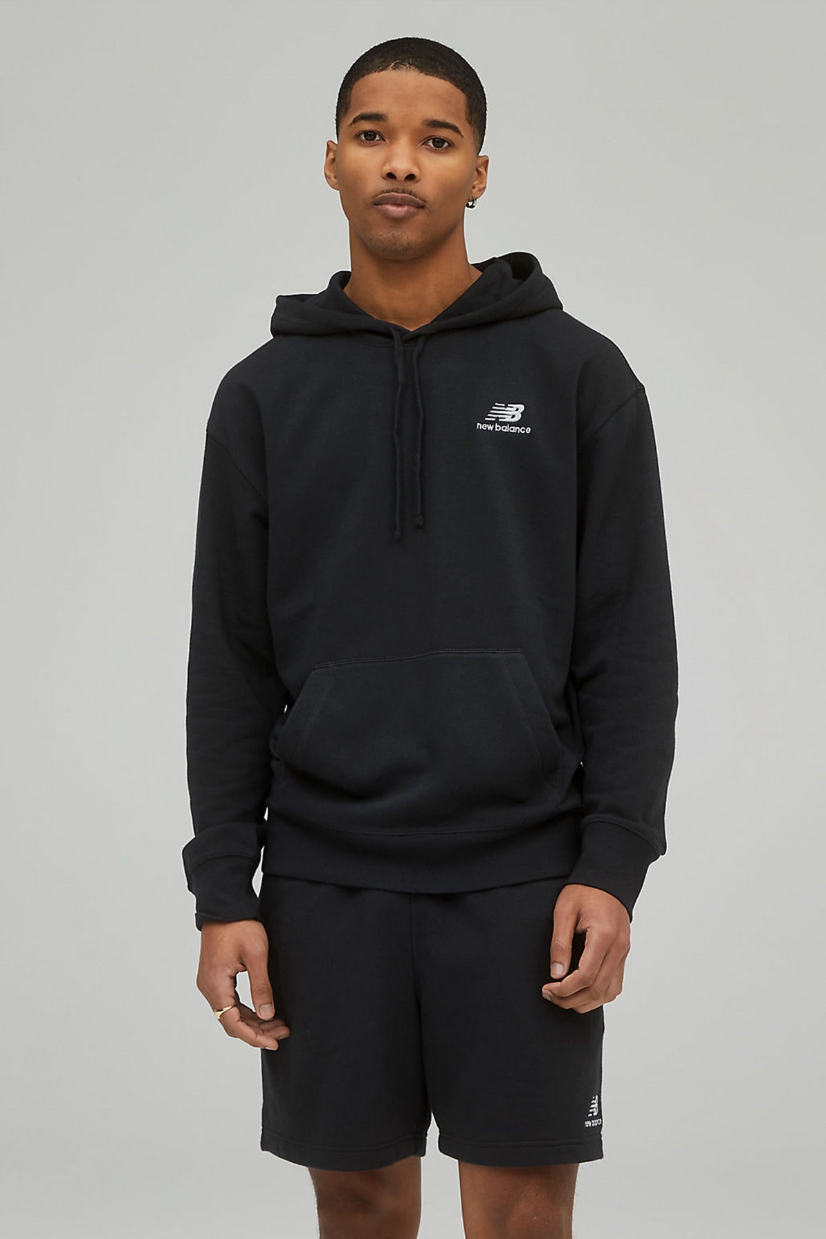 NEW BALANCE TERRY HOODIE en color NEGRO  (1)