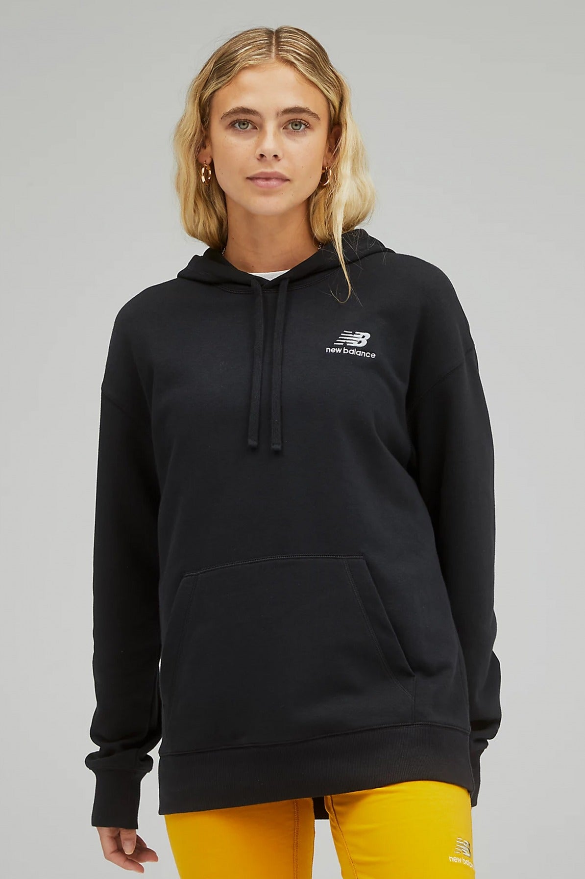 NEW BALANCE TERRY HOODIE en color NEGRO  (2)