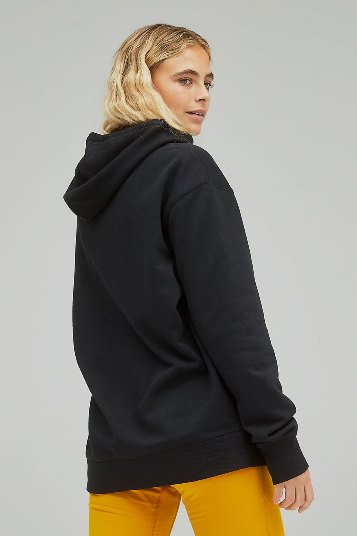 NEW BALANCE TERRY HOODIE en color NEGRO  (3)