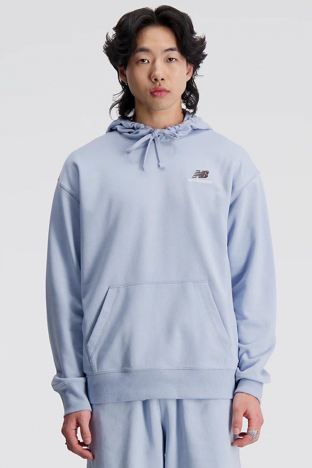 NEW BALANCE TERRY HOODIE en color AZUL  (1)