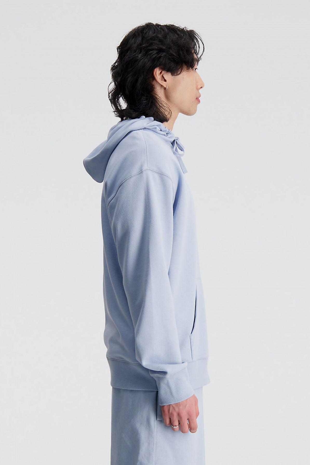 NEW BALANCE TERRY HOODIE en color AZUL  (2)