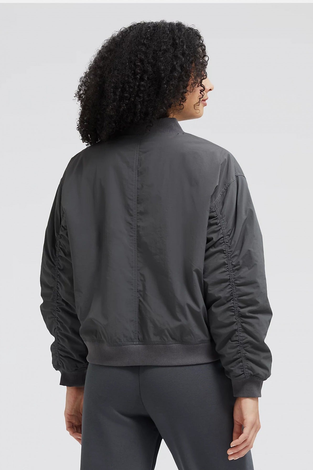 NEW BALANCE INSULATED JACKET en color GRIS  (3)