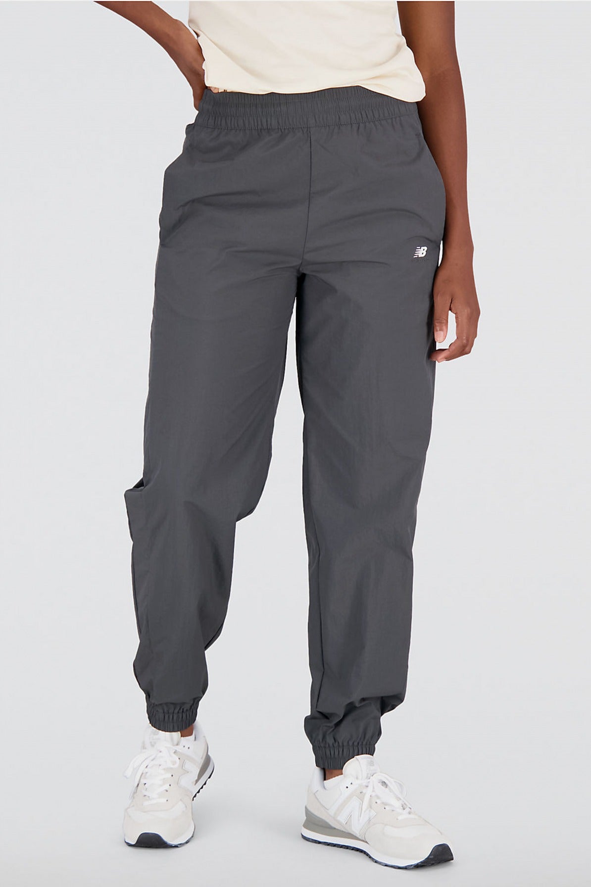 NEW BALANCE ATHLETICS REMASTERED WOVEN PANT en color GRIS  (1)