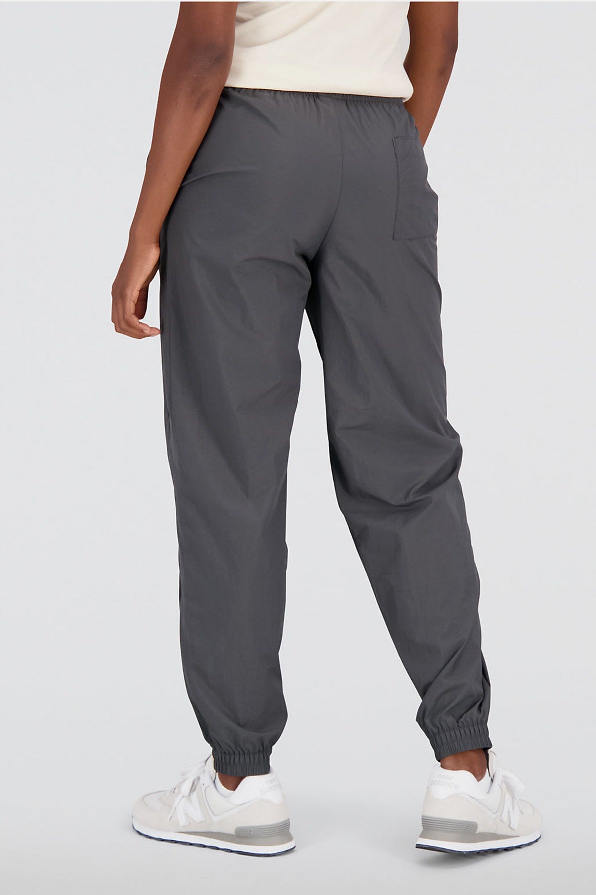 NEW BALANCE ATHLETICS REMASTERED WOVEN PANT en color GRIS  (3)