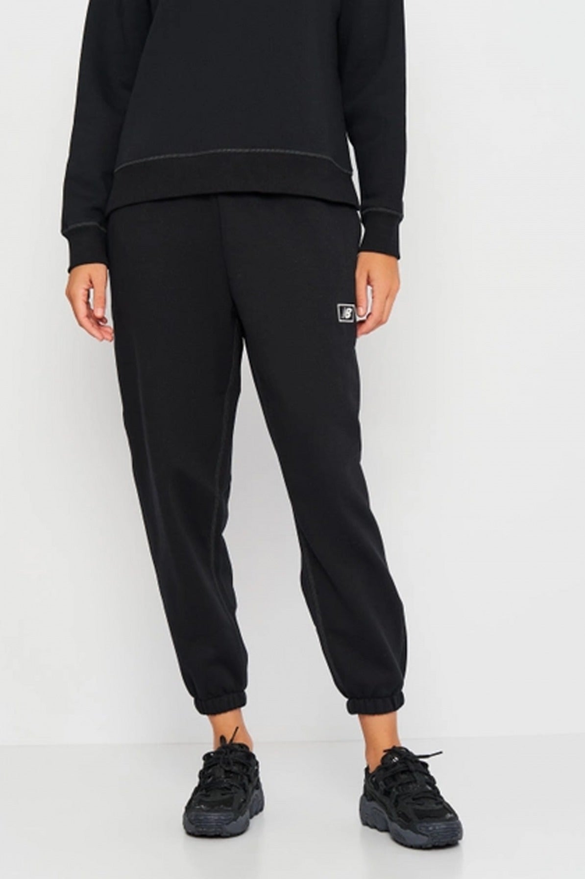 NEW BALANCE BRUSHED FLEECE PANT en color NEGRO  (1)