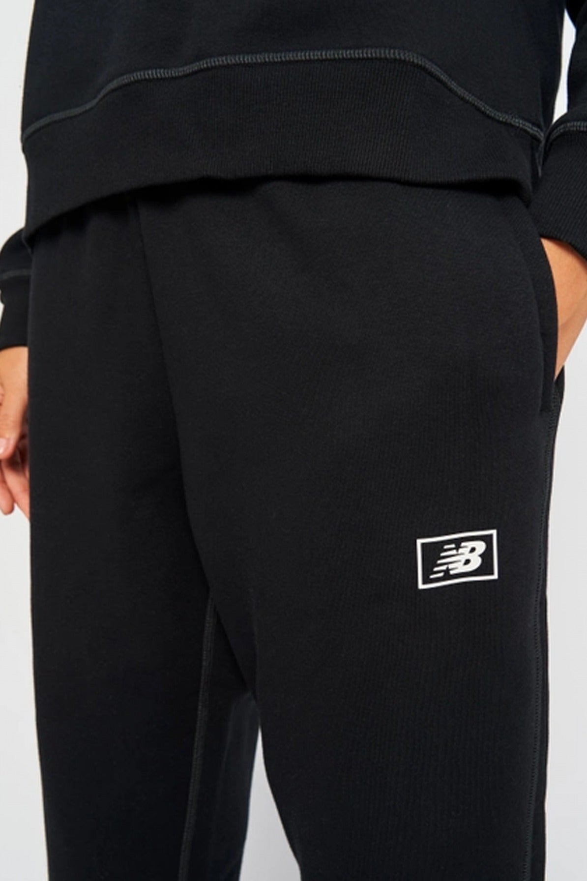 NEW BALANCE BRUSHED FLEECE PANT en color NEGRO  (3)