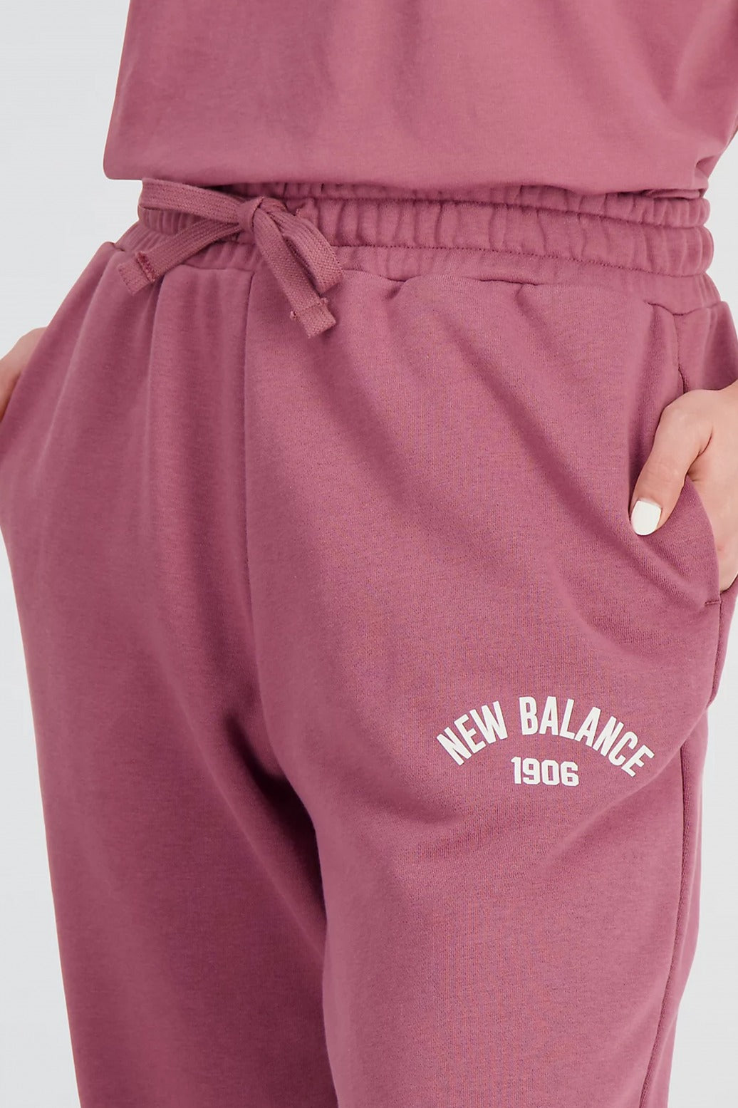 NEW BALANCE ESSENTIALS FLEECE PANT en color BURDEOS  (4)