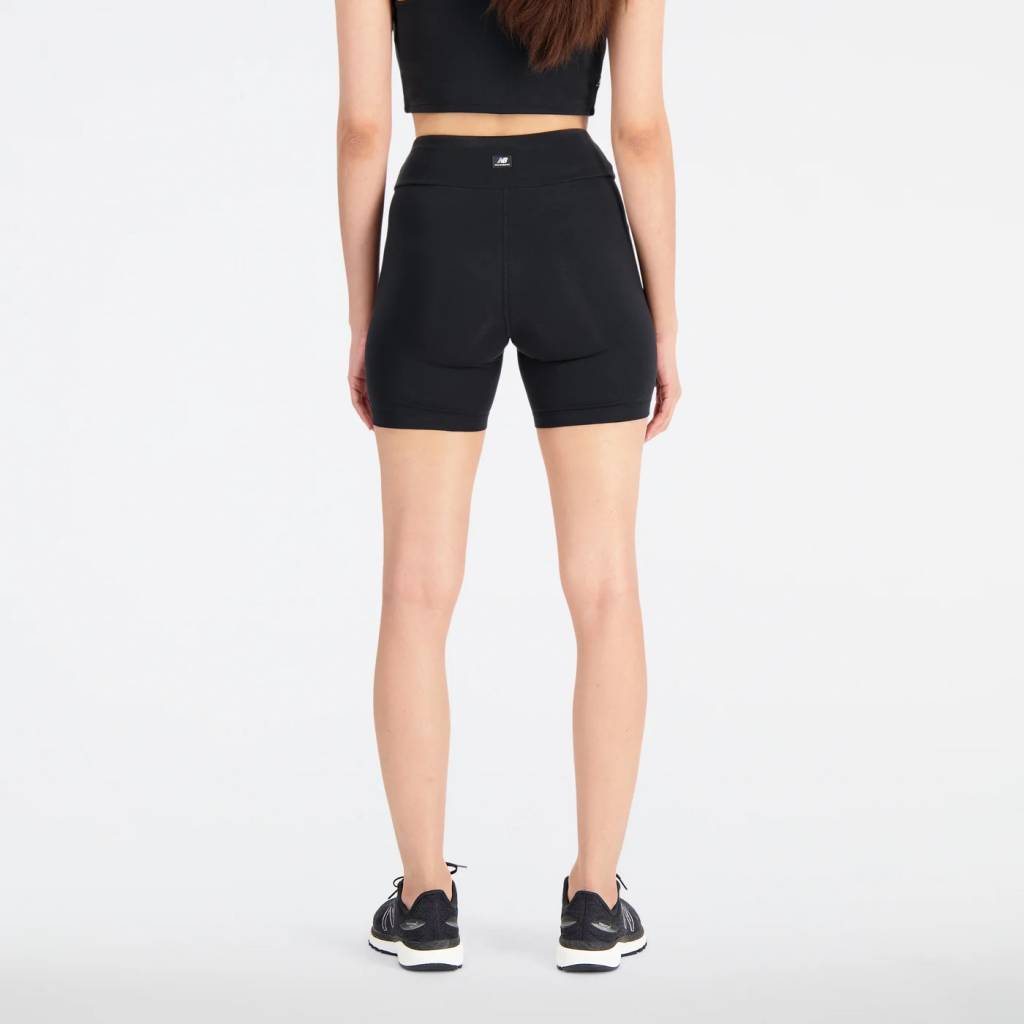 NEW BALANCE FITTED SHORT en color NEGRO  (5)