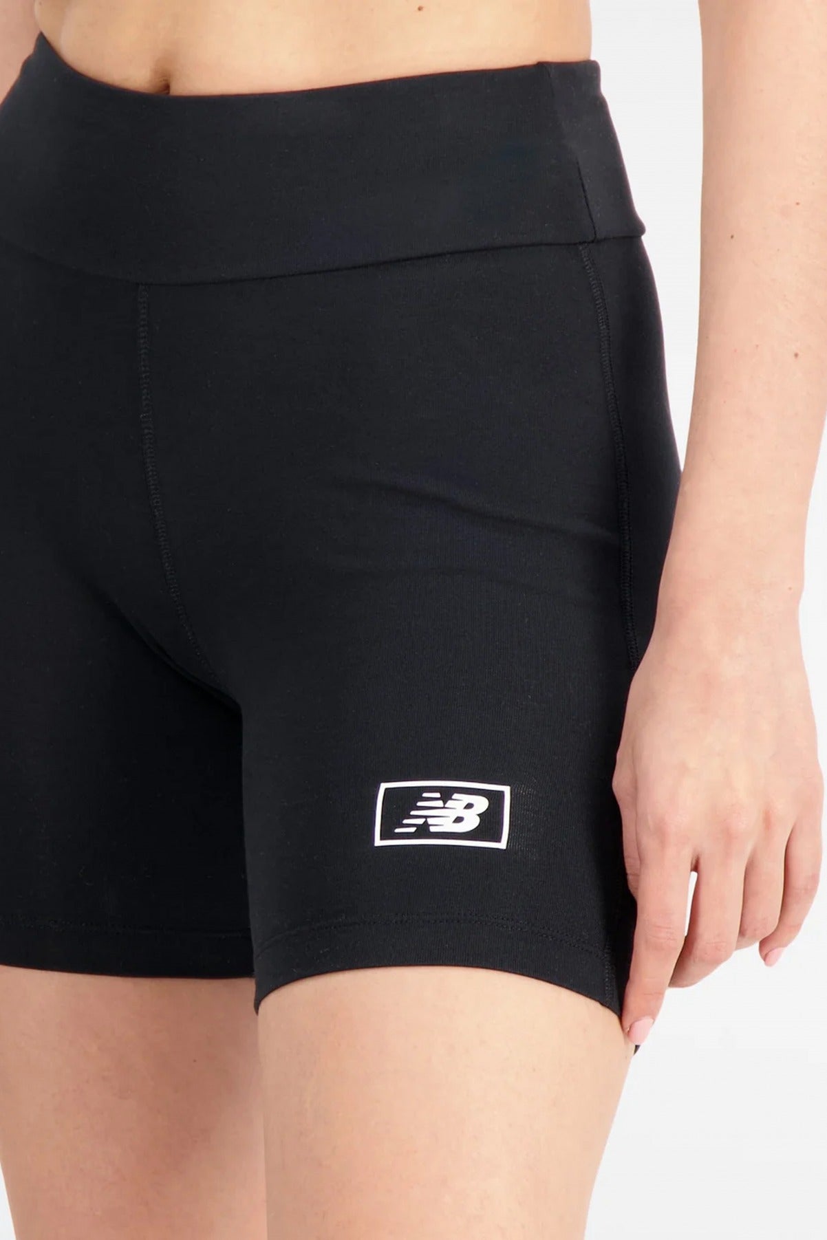 NEW BALANCE FITTED SHORT en color NEGRO  (3)