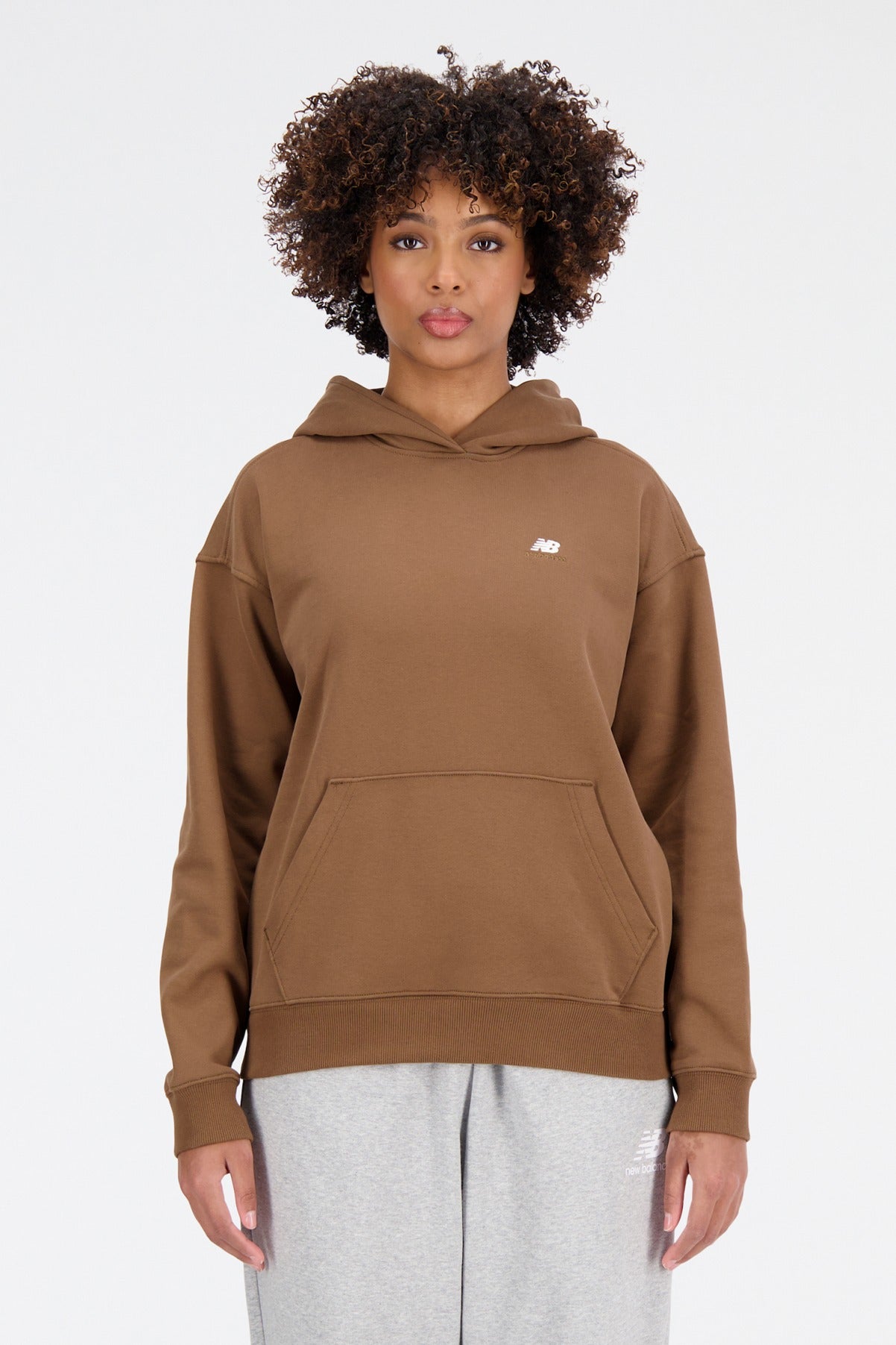 NEW BALANCE SPORT ESSENTIALS PREMIUM FLEECE HOODIE en color MARRON  (1)