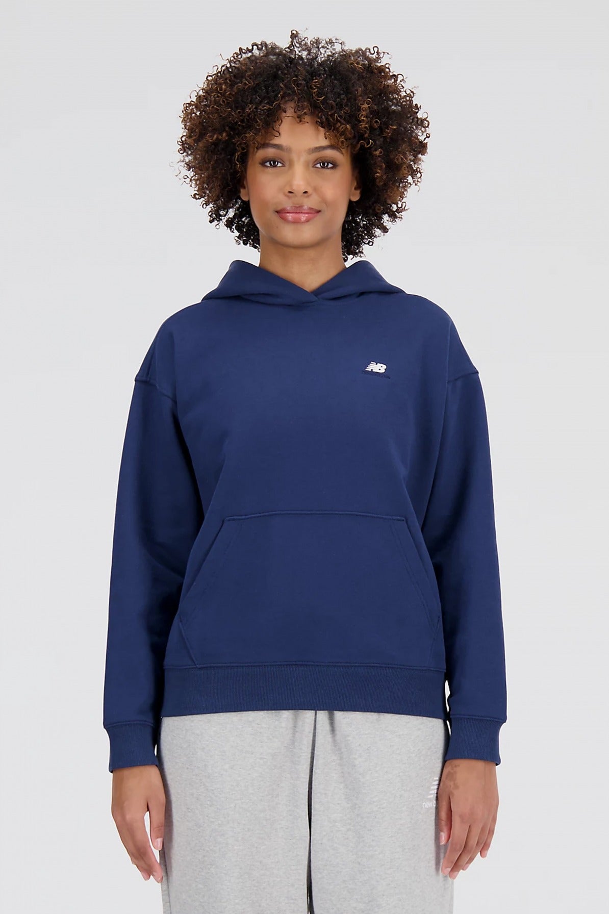 NEW BALANCE SPORT ESSENTIALS PREMIUM FLEECE HOODIE en color AZUL  (1)