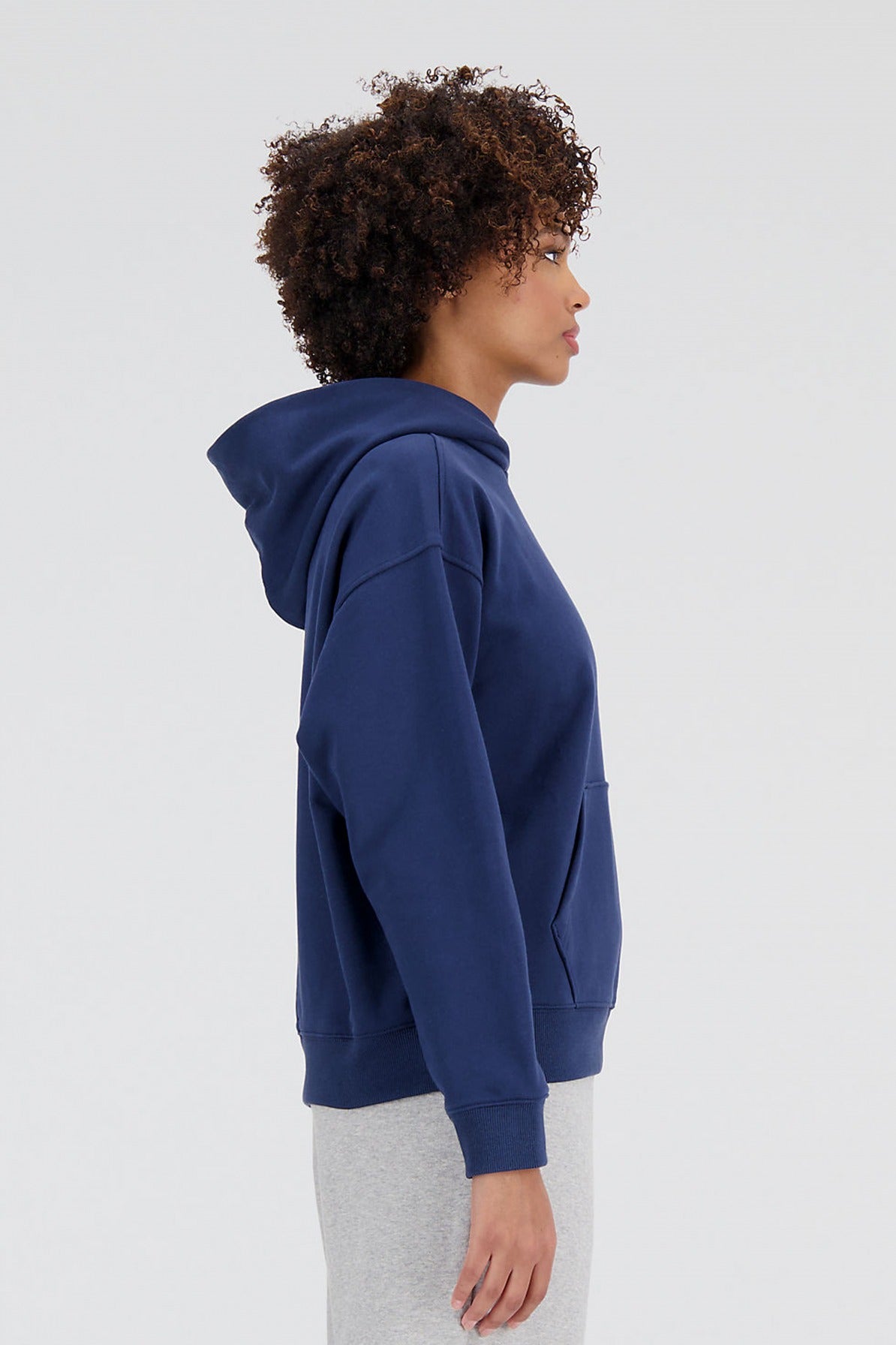 NEW BALANCE SPORT ESSENTIALS PREMIUM FLEECE HOODIE en color AZUL  (2)