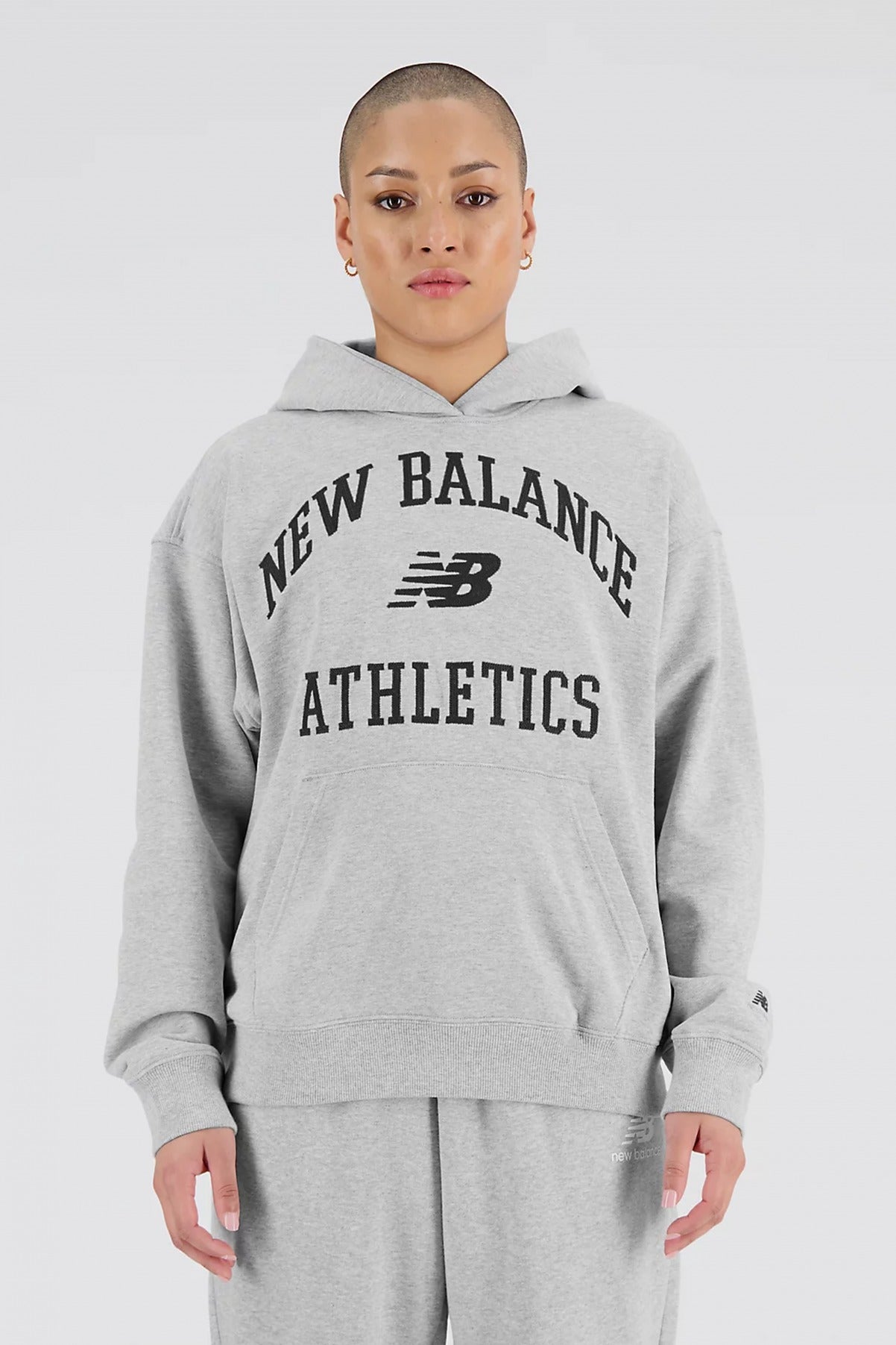 NEW BALANCE ATHLETICS VARSITY HOODIE en color GRIS  (1)