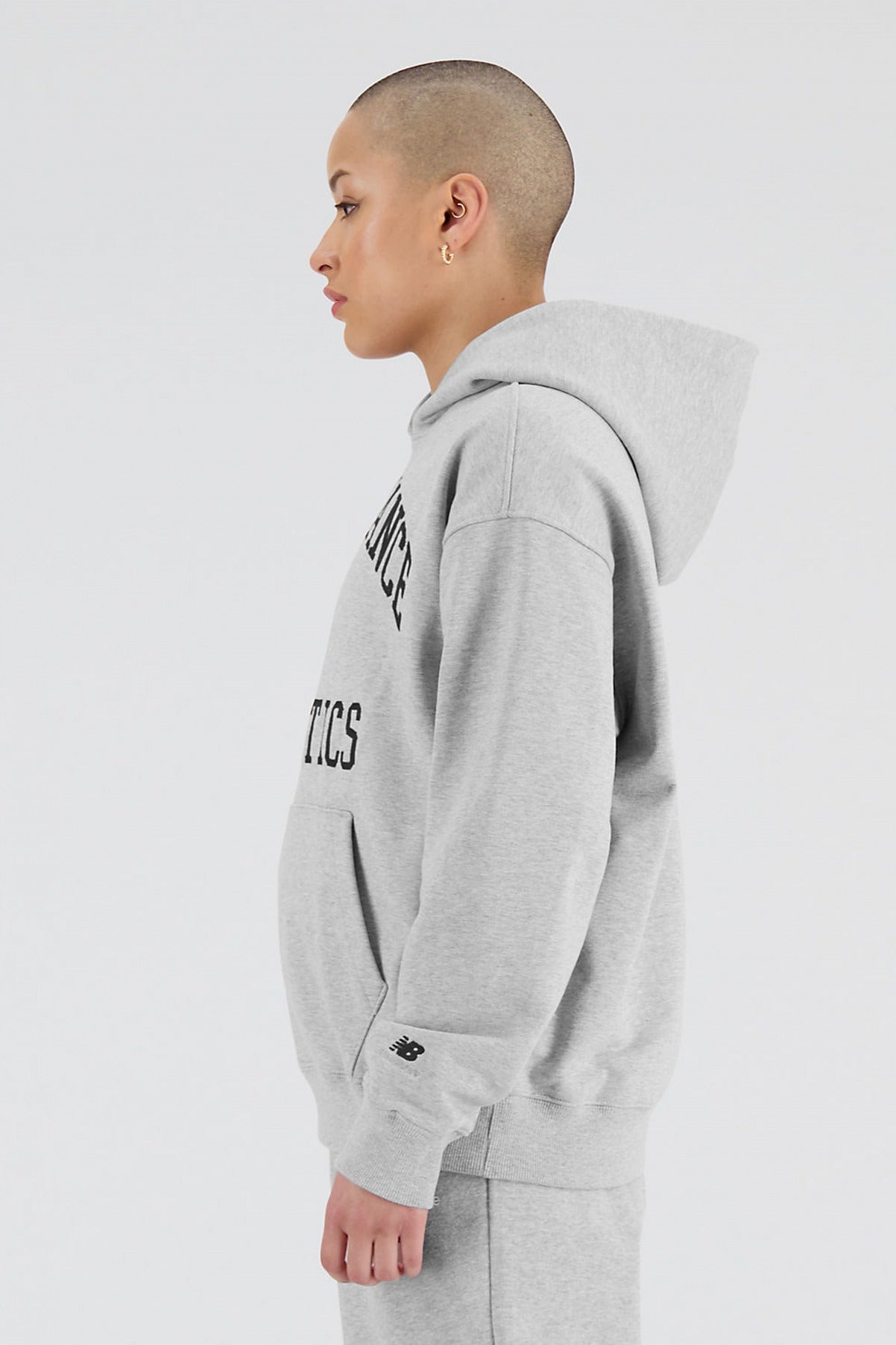 NEW BALANCE ATHLETICS VARSITY HOODIE en color GRIS  (2)