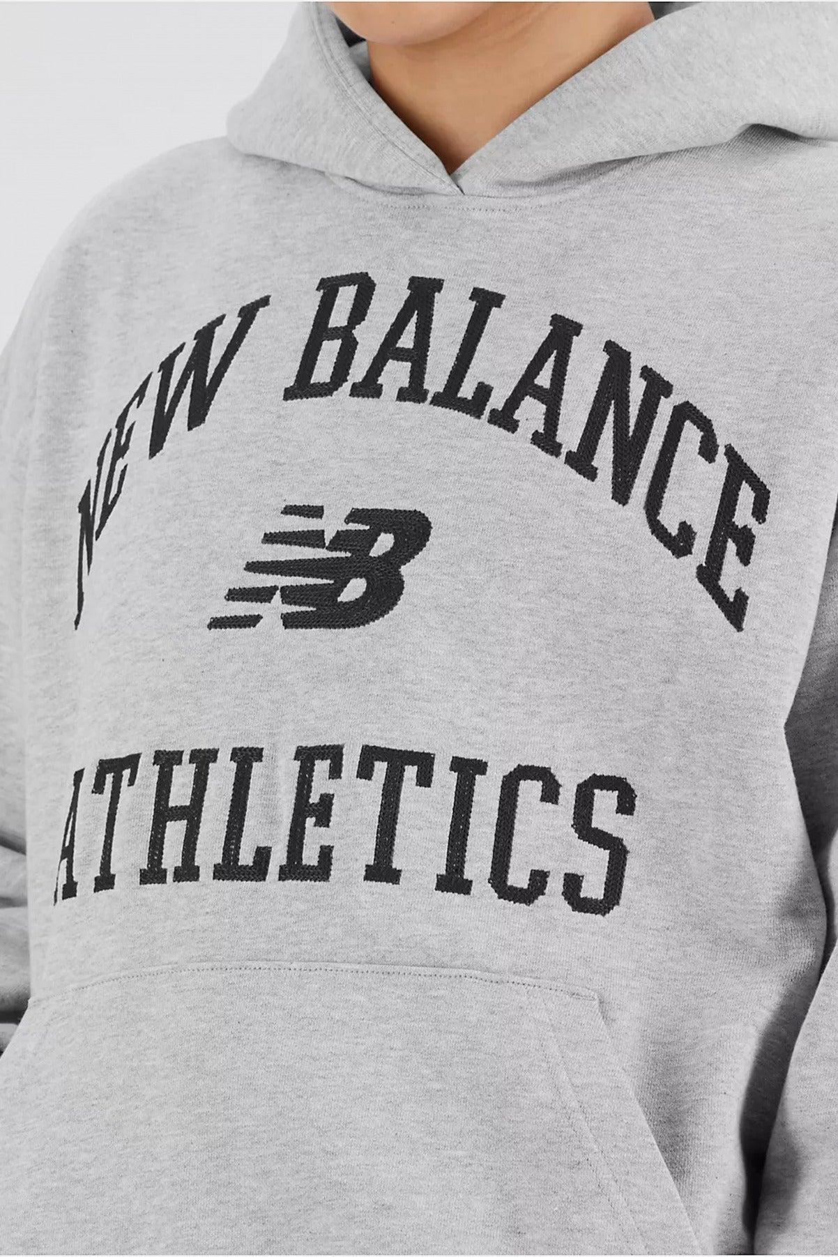 NEW BALANCE ATHLETICS VARSITY HOODIE en color GRIS  (4)