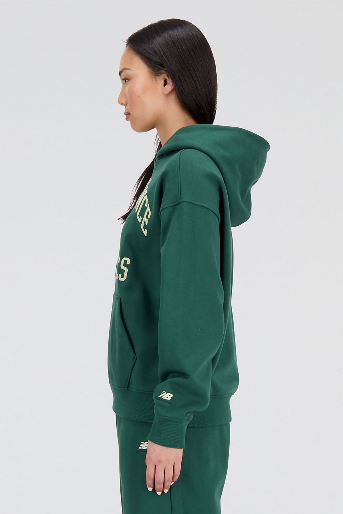 NEW BALANCE ATHLETICS VARSITY HOODIE en color VERDE  (2)