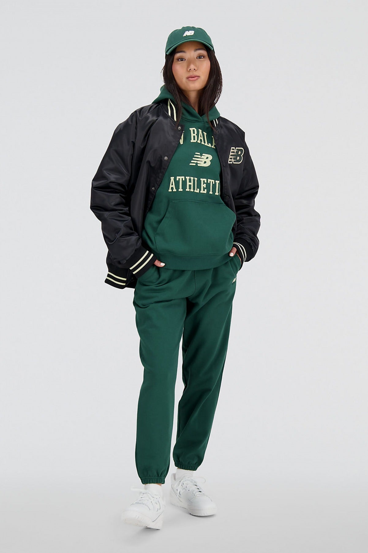 NEW BALANCE ATHLETICS VARSITY HOODIE en color VERDE  (4)