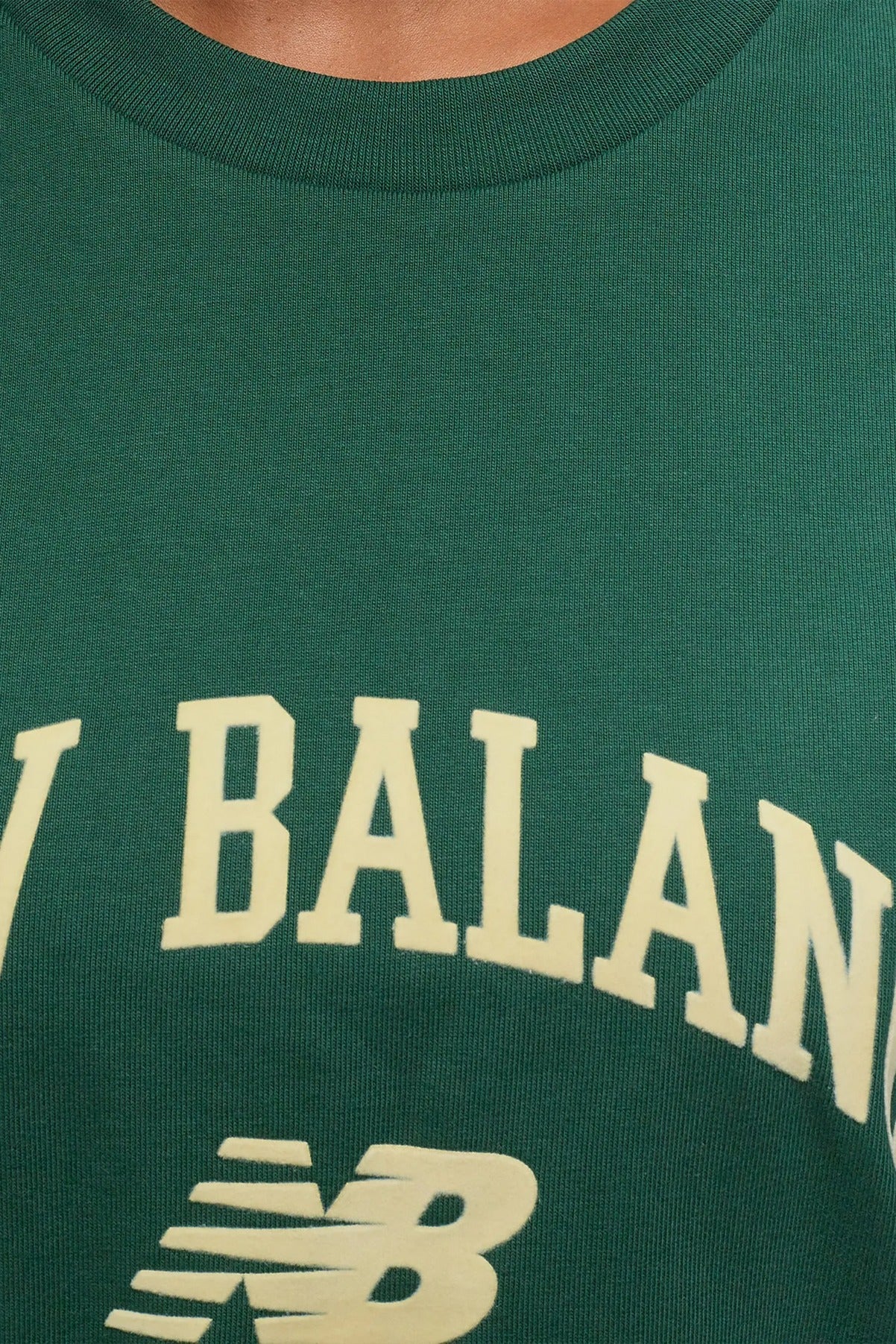 NEW BALANCE  ATHLETICS VARSITY SHIRT en color VERDE  (4)