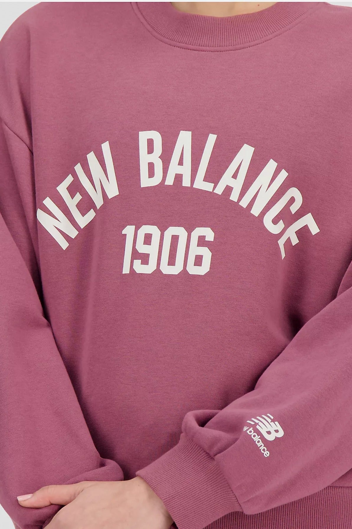 NEW BALANCE ESSENTIALS VARSITY FLEECE CREW en color BURDEOS  (3)