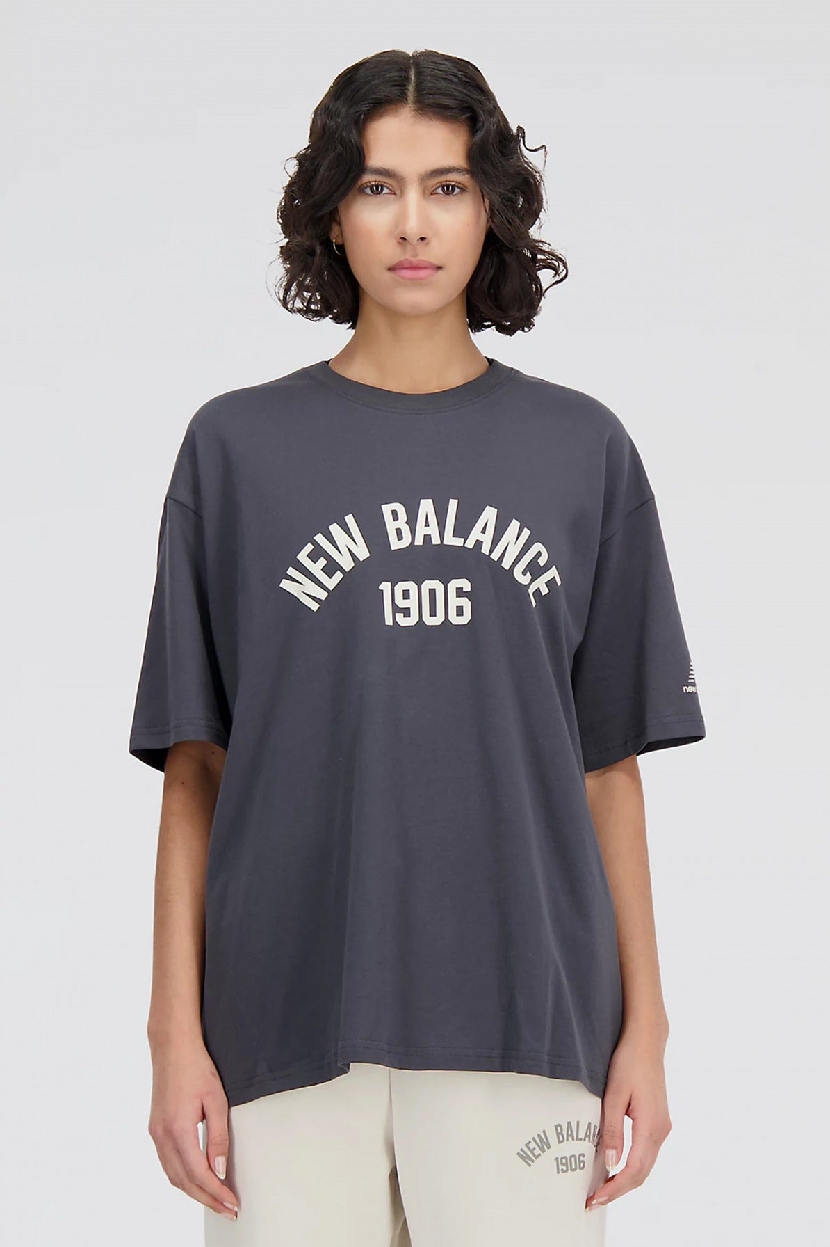 NEW BALANCE ESSENTIALS VARSITY TSHIRT en color GRIS  (2)