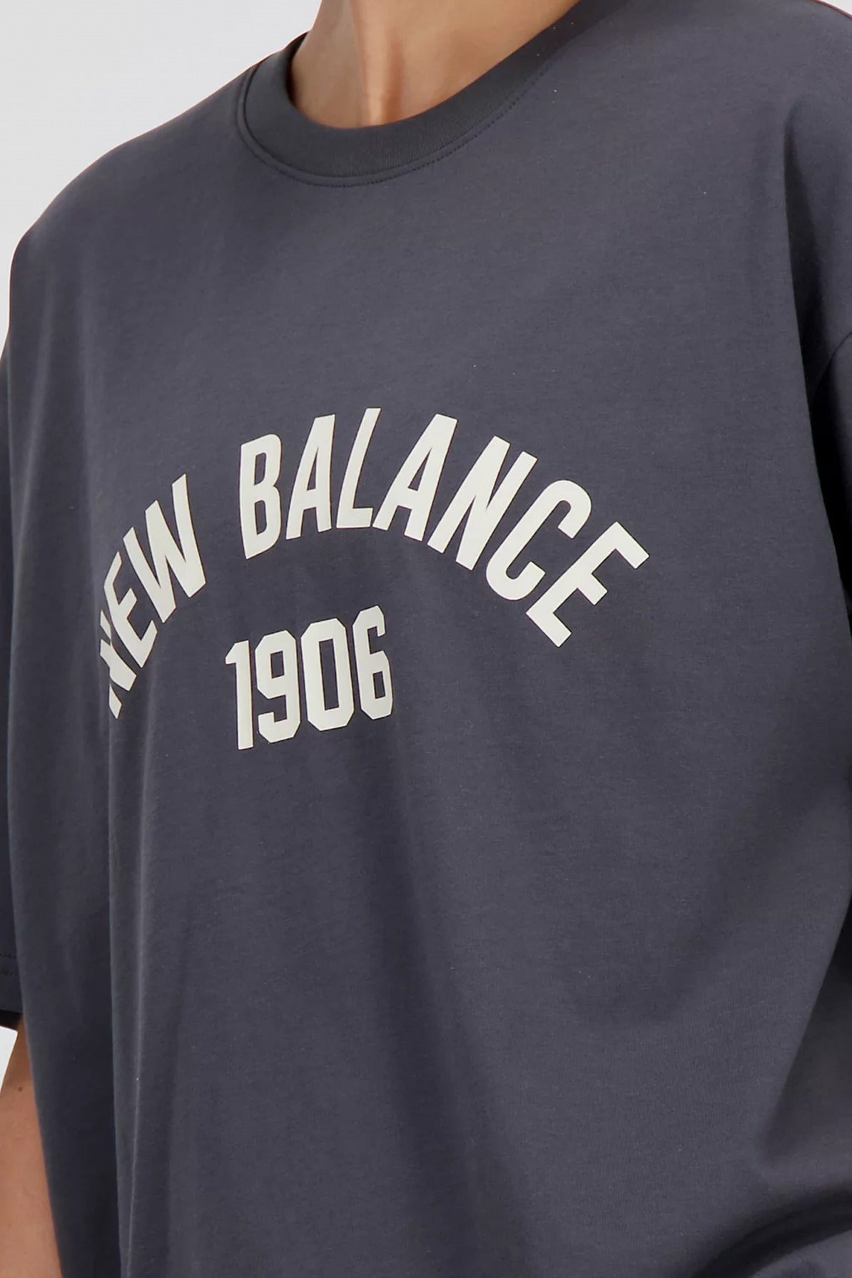 NEW BALANCE ESSENTIALS VARSITY TSHIRT en color GRIS  (4)