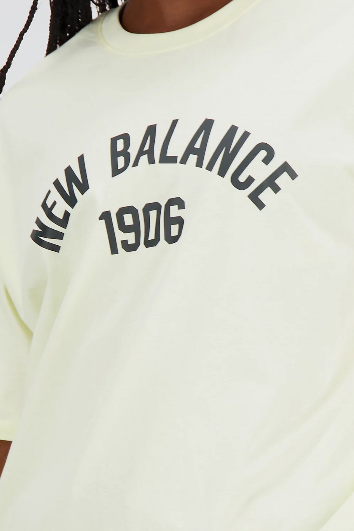 NEW BALANCE ESSENTIALS VARSITY TSHIRT en color AMARILLO  (4)