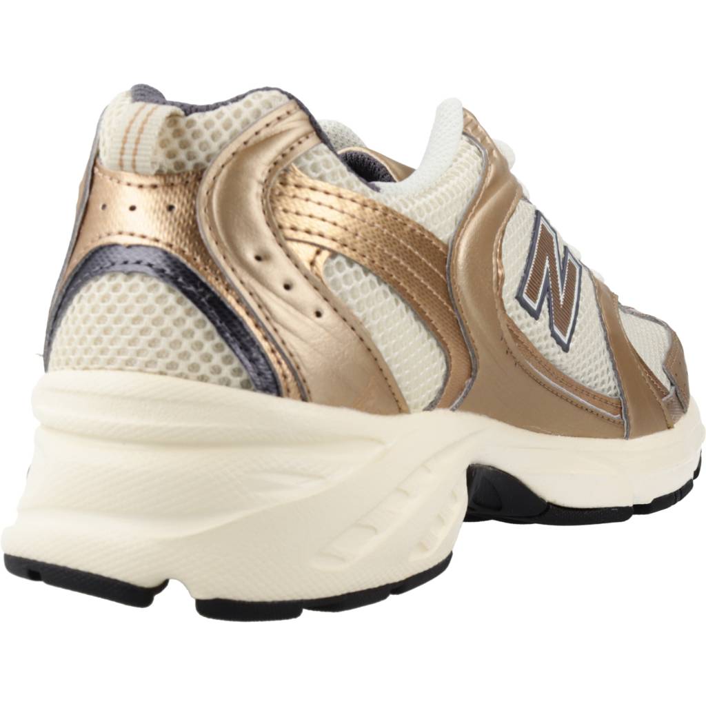 NEW BALANCE MR LA en color ORO  (5)